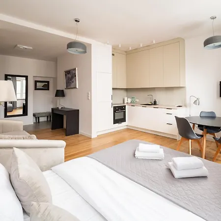 Piekna Grey ワルシャワ