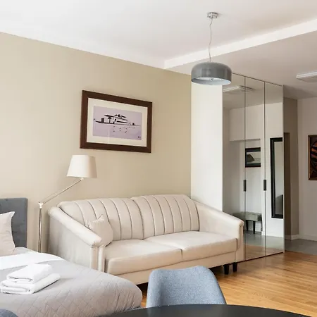 Piekna Grey * ワルシャワ